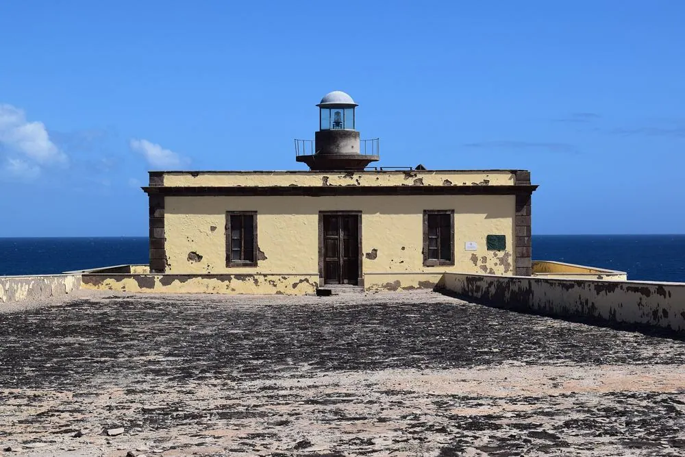 The white Faro de Martiño lighthouse on the northern tip of Isla de Lobos